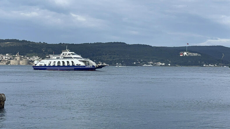 Bozcaada ve G&ouml;k&ccedil;eada Feribot Seferlerine Fırtına Engeli