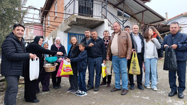 Bu k&ouml;yde bayramın yaşı yok: Herkes şeker topluyor