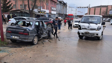 Bursa'da kamyonet ile otomobil &ccedil;arpıştı: 9 yaralı