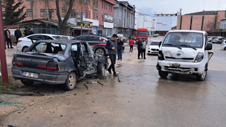 Bursa'da kamyonet ile otomobil çarpıştı: 9 yaralı