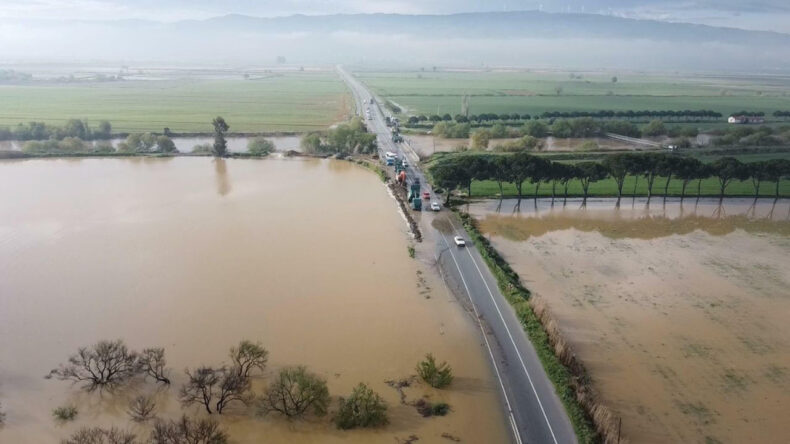 B&uuml;y&uuml;k Menderes Nehri yine taştı: Tarım arazileri su altında kaldı