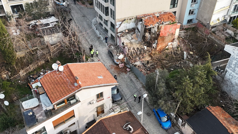 Metruk bina çökmüş aracın üstünde