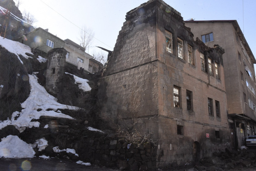 Yıkılan Konağın Kalıntıları