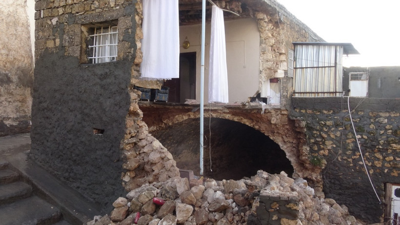 Sokağa düşen toprak yığını