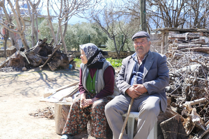 Hasar gören evin önünde bekleyen çift