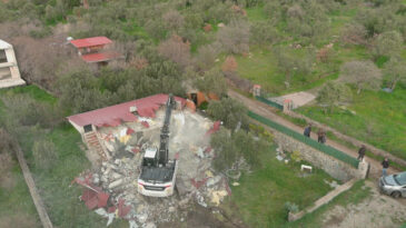 &Ccedil;anakkale'de 31 Ka&ccedil;ak Yapı Yıkıldı