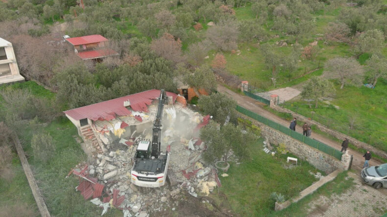 &Ccedil;anakkale'de 31 Ka&ccedil;ak Yapı Yıkıldı