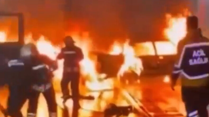 &Ccedil;arpışan İki Otomobil Alev Topuna D&ouml;nd&uuml;