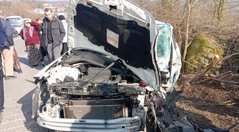 İş&ccedil;i servisi ile otomobil &ccedil;arpıştı: &Ccedil;ok sayıda yaralı var