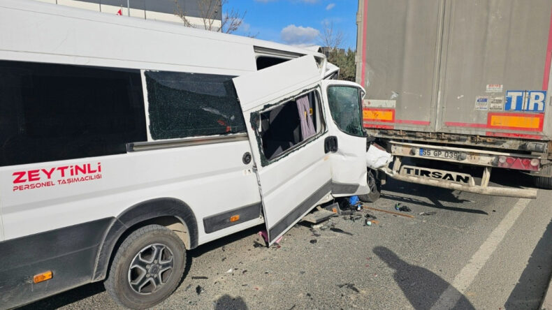 İş&ccedil;i Servisi TIR&rsquo;a &Ccedil;arptı: 1&rsquo;i Ağır 4 Yaralı