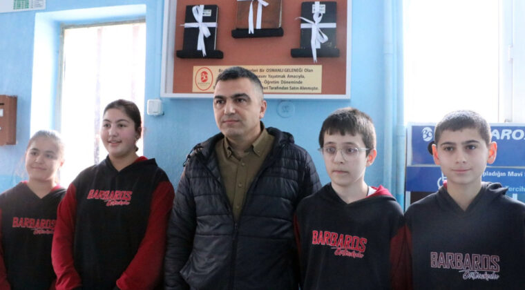 &Ccedil;ocuklar aralarında para toplayıp &uuml;&ccedil; bakkaldaki bor&ccedil;ları sildi