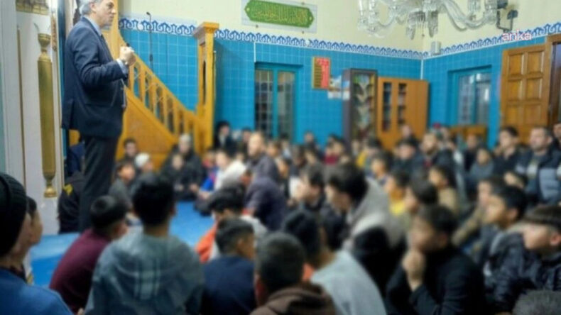 &Ccedil;ocukları Menemen failinin t&uuml;rbesine g&ouml;t&uuml;rm&uuml;şlerdi: Mahkeme kararı kaldırdı