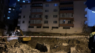 &Ccedil;&ouml;kme riski oluşan 5 katlı bina tahliye edildi