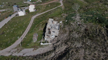 &Ccedil;&ouml;p tesisindeki heyelan mahalleyi yutuyor