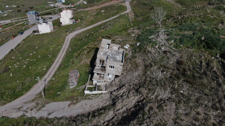 &Ccedil;&ouml;p tesisindeki heyelan mahalleyi yutuyor