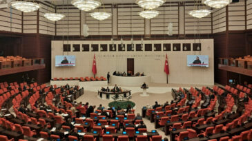 CHP'li Sarı: Gazi Meclisimize kuzu postuna b&uuml;r&uuml;nm&uuml;ş kurtların hazırladığı bir kanun teklifini getirdiniz