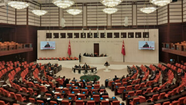 CHP'li Sarı: Gazi Meclisimize kuzu postuna b&uuml;r&uuml;nm&uuml;ş kurtların hazırladığı bir kanun teklifini getirdiniz