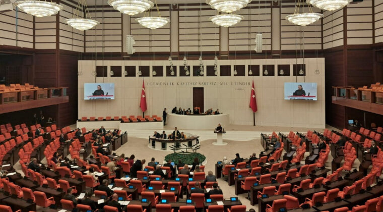 CHP'li Sarı: Gazi Meclisimize kuzu postuna b&uuml;r&uuml;nm&uuml;ş kurtların hazırladığı bir kanun teklifini getirdiniz