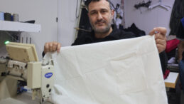 Cimri m&uuml;şterilere terziden manidar mesaj: &ldquo;Kefene cep dikilir&rdquo;