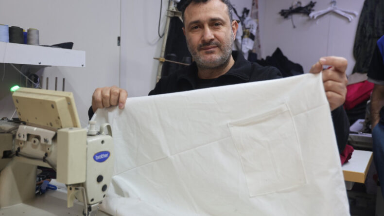 Cimri m&uuml;şterilere terziden manidar mesaj: &ldquo;Kefene cep dikilir&rdquo;