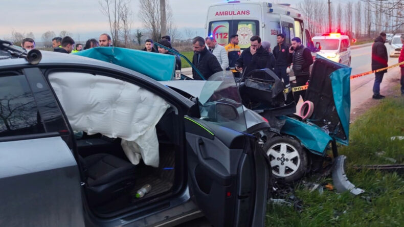 Cip otomobile ok gibi saplandı: 1 &ouml;l&uuml;, 1 yaralı