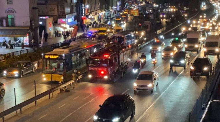Dehşet: Metrob&uuml;s&uuml;n &uuml;zerinden ge&ccedil;tiği kadın ağır yaralandı