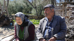 Denizli&rsquo;de deprem sonrası yaşlı &ccedil;ift evlerinin &ouml;n&uuml;nde bekliyor