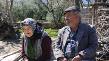 Denizli&rsquo;de deprem sonrası yaşlı &ccedil;ift evlerinin &ouml;n&uuml;nde bekliyor