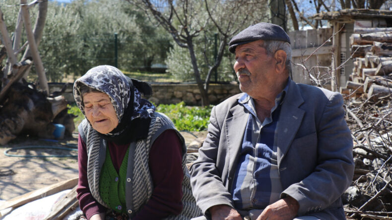 Denizli’de deprem sonrası yaşlı çift evlerinin önünde bekliyor