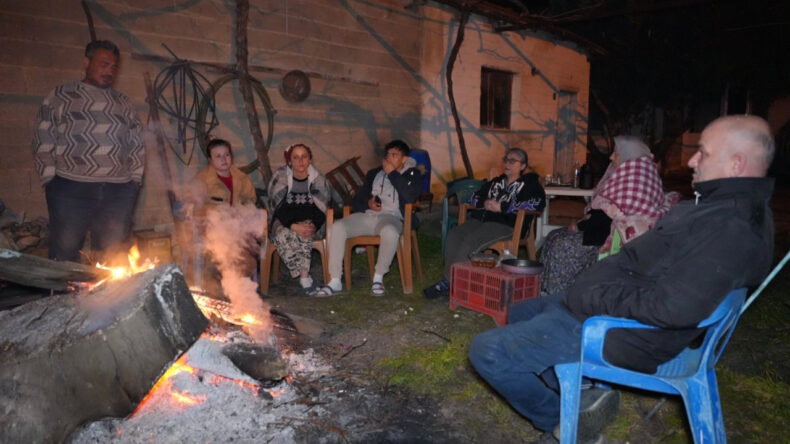 Deprem korkusuyla geceyi sokakta ge&ccedil;irdiler