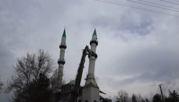 Depremde hasar alan 43 yıllık cami kontroll&uuml; şekilde yıkıldı