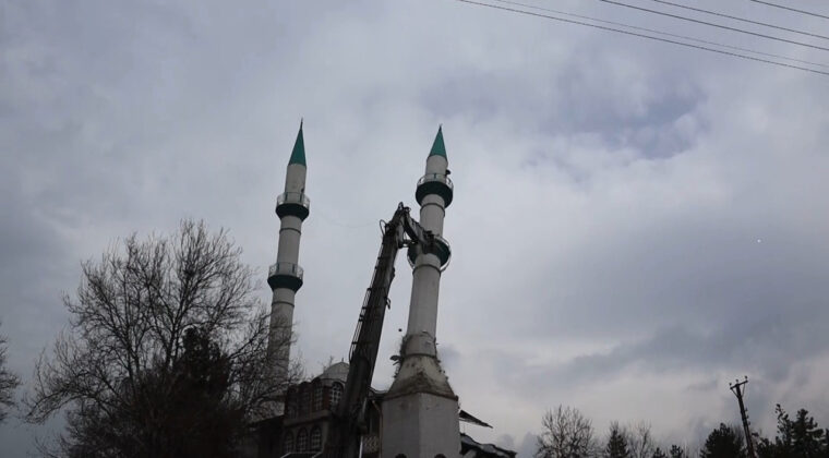 Depremde hasar alan 43 yıllık cami kontroll&uuml; şekilde yıkıldı