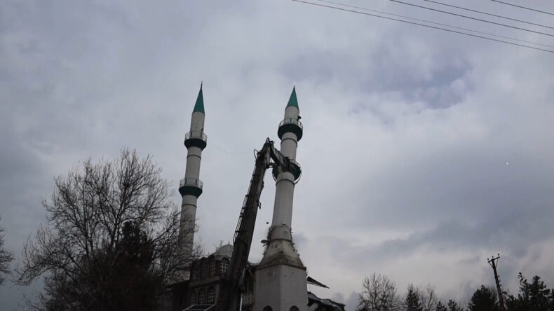 Depremde hasar alan 43 yıllık cami kontroll&uuml; şekilde yıkıldı