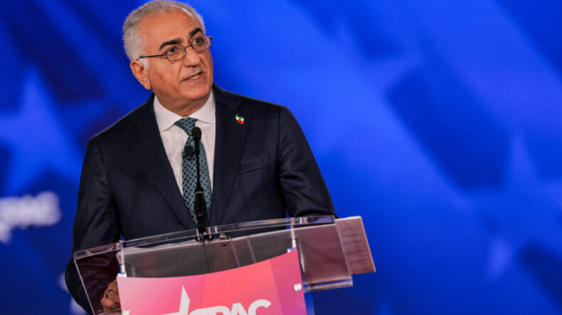 Devrik şahın oğlunu sahneye &ccedil;ıkardılar