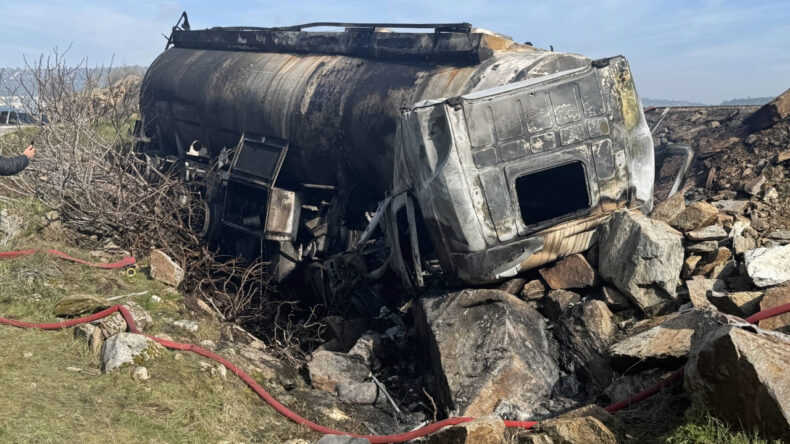 Devrilen tankerin s&uuml;r&uuml;c&uuml;s&uuml; yanarak hayatını kaybetti