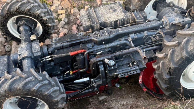 Devrilen Trakt&ouml;r&uuml;n Altında Hayatını Kaybetti