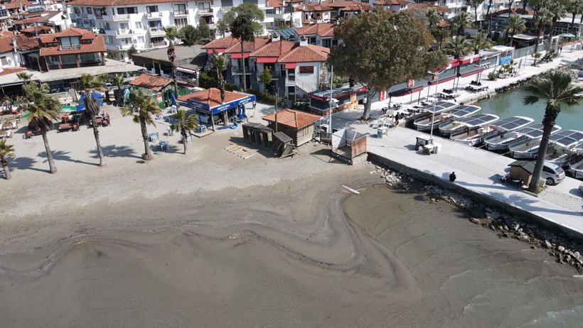 Akyaka Plajı'nda çalışma yapan Ula Belediyesi ekipleri