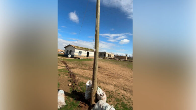 Direği oyup kaçak hat çekmişler