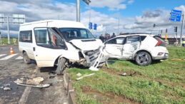 Diyarbakır&rsquo;da &ouml;ğrenci servisi ile otomobil &ccedil;arpıştı: 13 kişi yaralandı