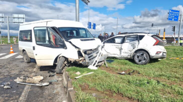 Diyarbakır&rsquo;da &ouml;ğrenci servisi ile otomobil &ccedil;arpıştı: 13 kişi yaralandı