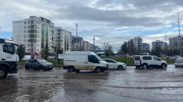 Diyarbakır&rsquo;da sağanak sele neden oldu