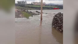 Diyarbakır&rsquo;da sağanak sonrası dere taştı: Yol su altında kaldı