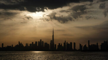 Dubai'de Bir G&ouml;kdelene Şarapnel Par&ccedil;aları İhabet Etti
