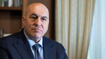 Dubai&rsquo;de mahsur kalan bakan &ouml;z&uuml;r diledi