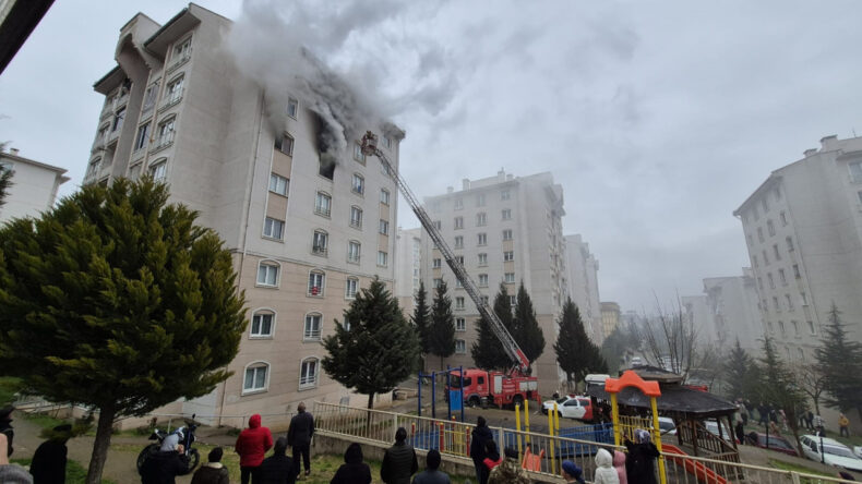 Dumanı g&ouml;renler ka&ccedil;tı: Apartman tahliye edildi