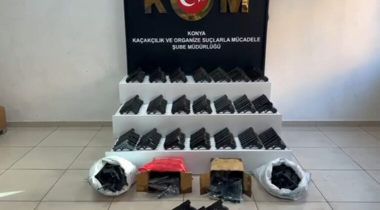 Durdurulan ara&ccedil;lardan 250 silah &ccedil;ıktı