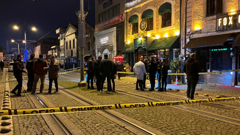 Eğlence mekanına silahlı saldırı: 2 &ouml;l&uuml;, 3 yaralı