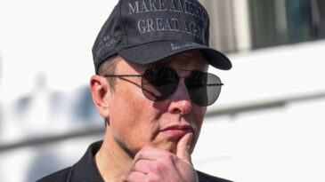 Elon Musk geri d&ouml;n&uuml;yor