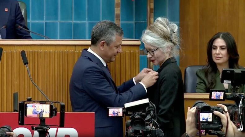 Emine &Uuml;lker Tarhan CHP'ye d&ouml;nd&uuml;