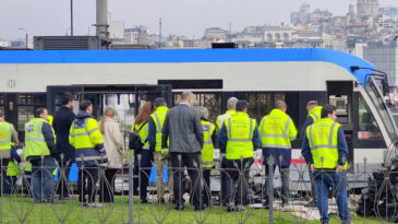 Emin&ouml;n&uuml;'nde Tramvay Raydan &Ccedil;ıktı